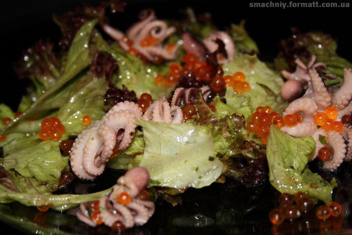 Летний рецепт салата из маленьких осьминогов. Яркий и легкий, со свежими нотками цитрусовых.